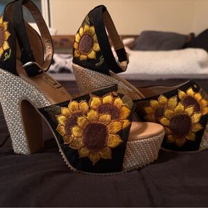 Hikal Bolom Handmade Floral Embroidered platform Heels From Mexico size 8